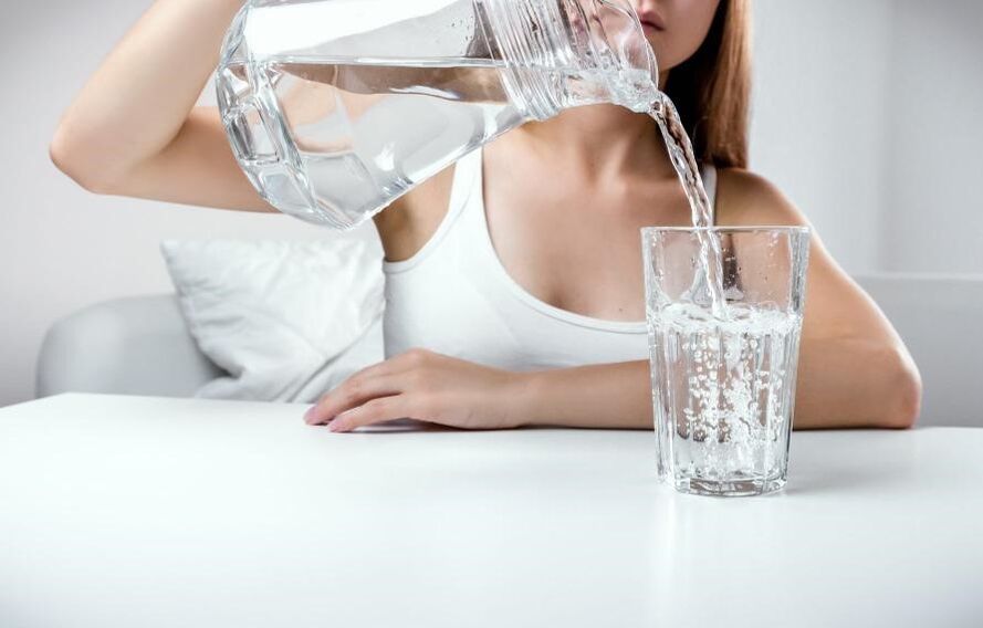 Trinken Sie reichlich Hilfe bei der Behandlung von Zystitis