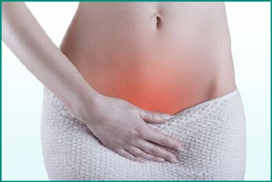 Schmerzen im Perineum bei einer Frau mit Blasenentzündung.